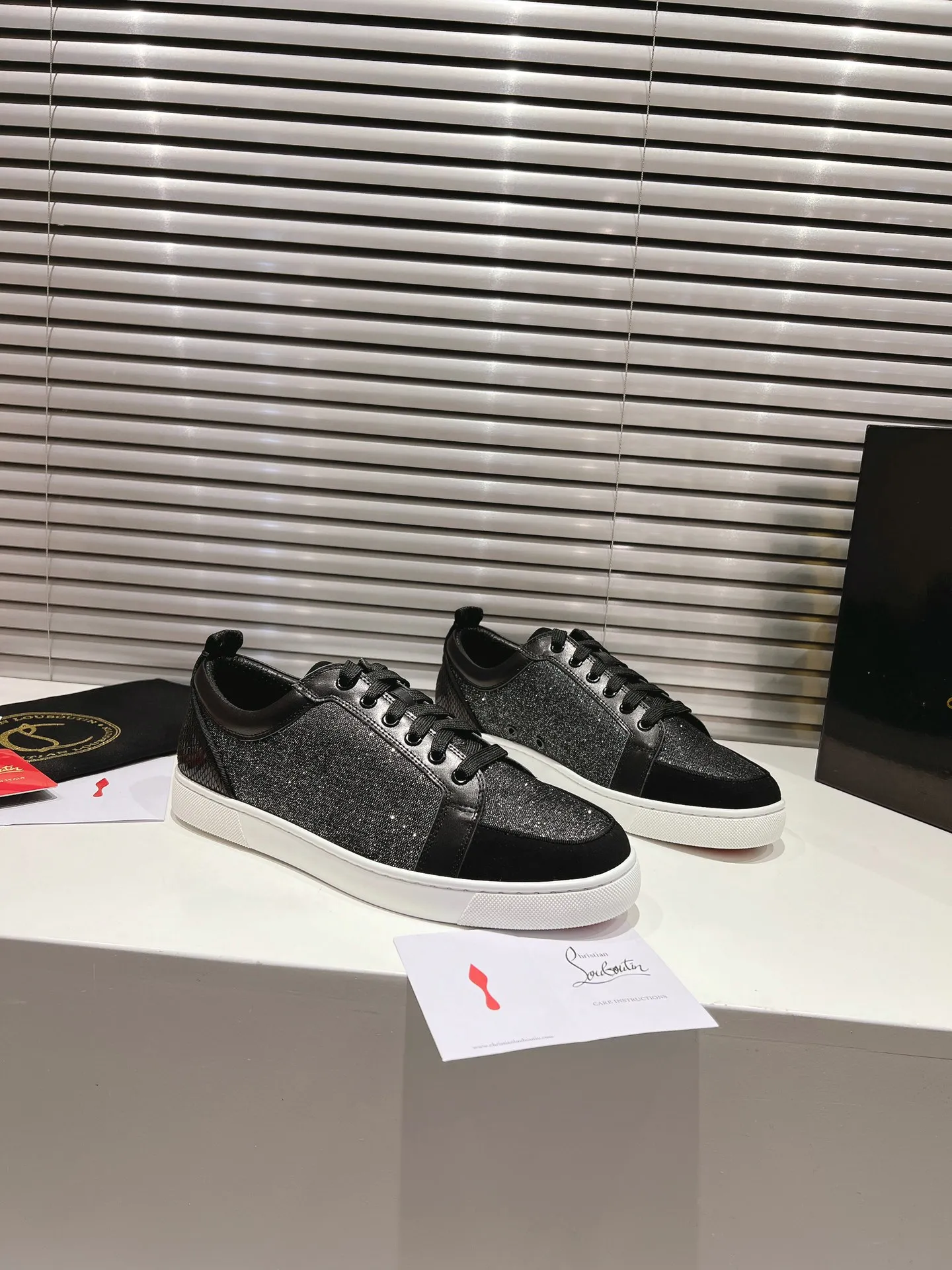 👟👟Ex-factory price 660👟👟 ╔Low-cut color matching model╗ ·Top version customization·2024𝐬𝐬 𝑪𝒉𝒓𝒊𝒔𝒕𝒊𝒂𝒏 𝑳𝒐𝒖𝒃𝒐𝒖𝒕𝒊𝒏 ▪️No matter the last shape, fabric, diamonds, nails, lining, outsole, it is as close as possible to ZP... ▪️The original sole is specially provided by the original factory ▪️The lining is imported water-dyed cowhide ▪️Private customization time is about 3-7 days —————— Size: Women's 35M-41M Men's 38M-48M